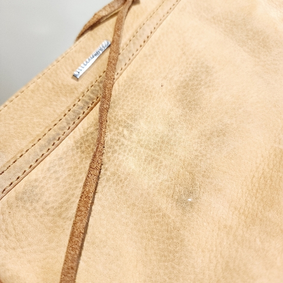 REBBECA MINKOFF Tan Crossbody Leather Bag with Chain Strap and Structured Design - Picture 14 of 16